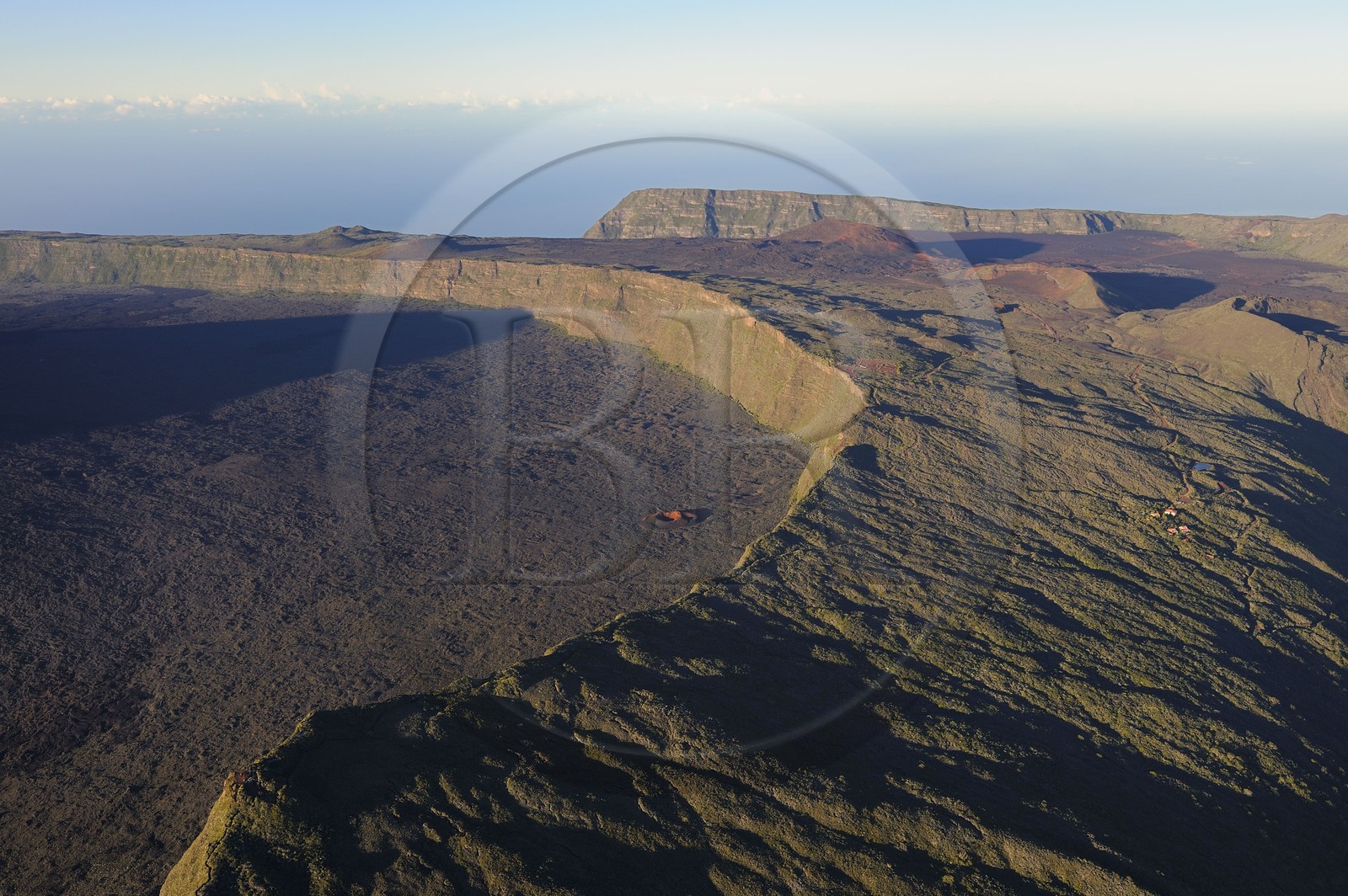 France, île de la Réunion, volcan du Piton de la Fournaise, classé Patrimoine Mondial de l'UNESCO, l'Enclos et le Formica Léo au pied du Pas de Bellecombe (vue aérienne)