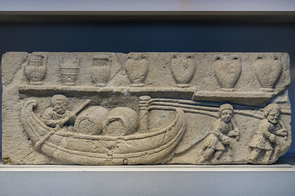 France, Vaucluse (84), Avignon, Musée Lapidaire installé dans une ancienne chapelle du collège des jésuites, collections archéologiques du musée Calvet, fragment d'un relief dit La Scene de Halage, deux haleurs tirent une embarcation chargée de tonneaux (invention gauloise) piloté par un homme au gouvernail, détail du mausolé d'un riche producteur de vin probablement vers la Durance, oeuvre gallo-romaine du IIeme- IIIeme siècle