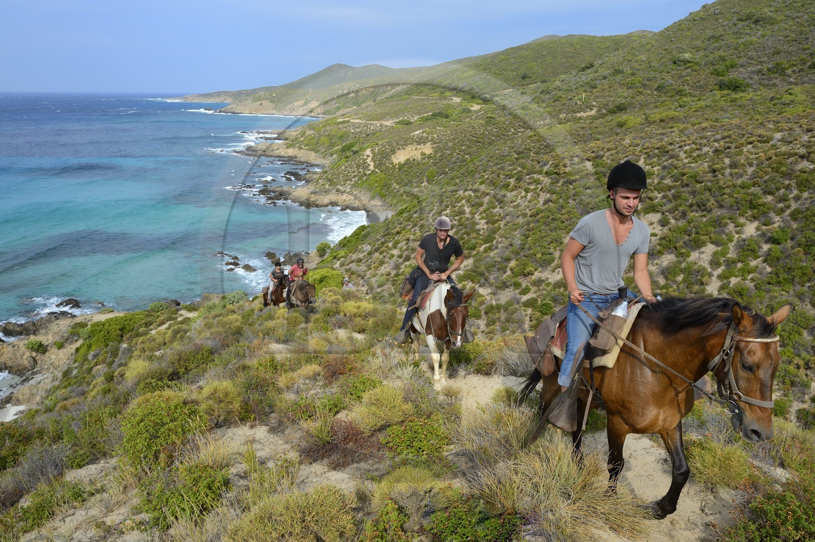 France, Haute-Corse (2B), Nebbio, Punta di l’Acciolu (Acciola), cavaliers en randonnée dans le désert des Agriates