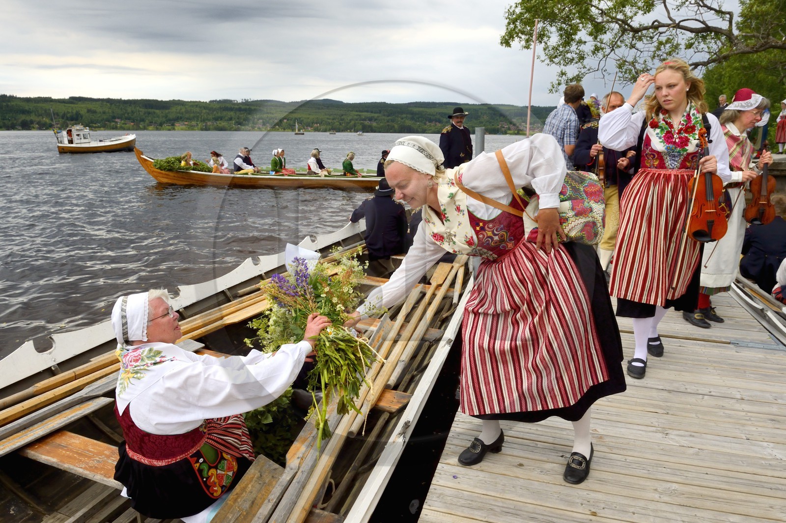 Suède, comté de Dalécarlie, Leksand, les très populaires célébrations du solstice d'été pour la Saint-Jean, transfert dans les anciennes Barques d’Eglises sur le lac Siljan