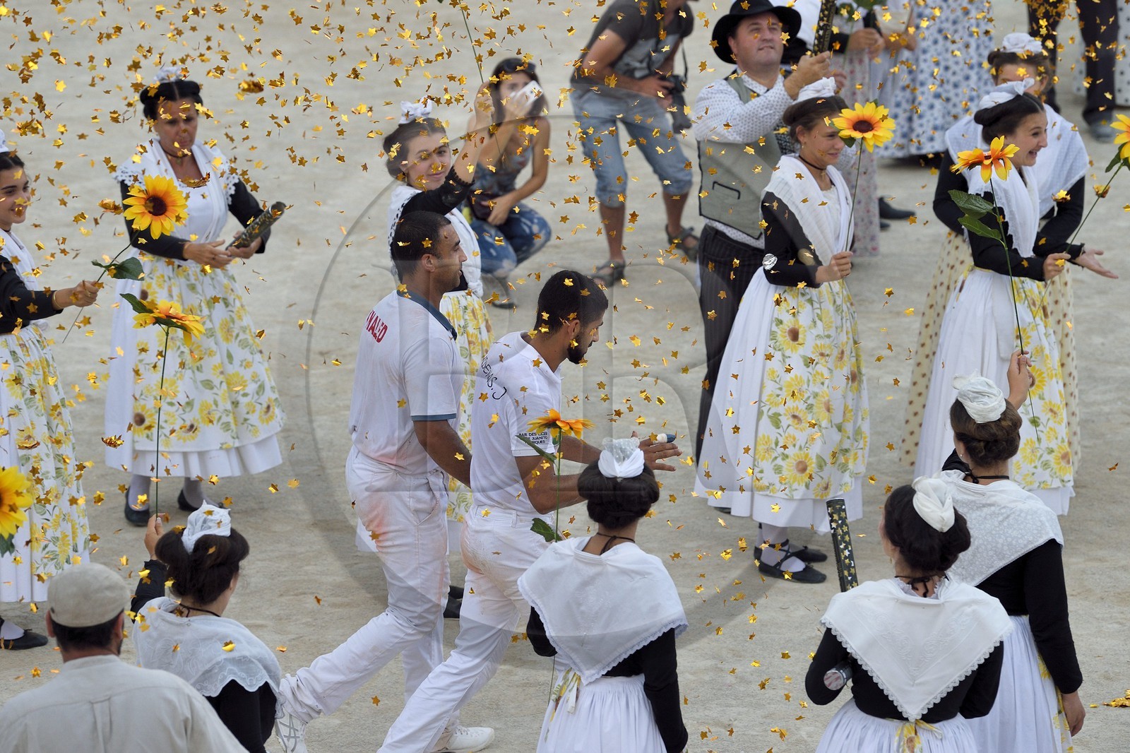 France, Bouches-du-Rhône (13), Arles, la course camarguaise  de la Cocarde d'Or 2017 aux Arènes, le raseteur Joachim Cadenas est le vainqueur