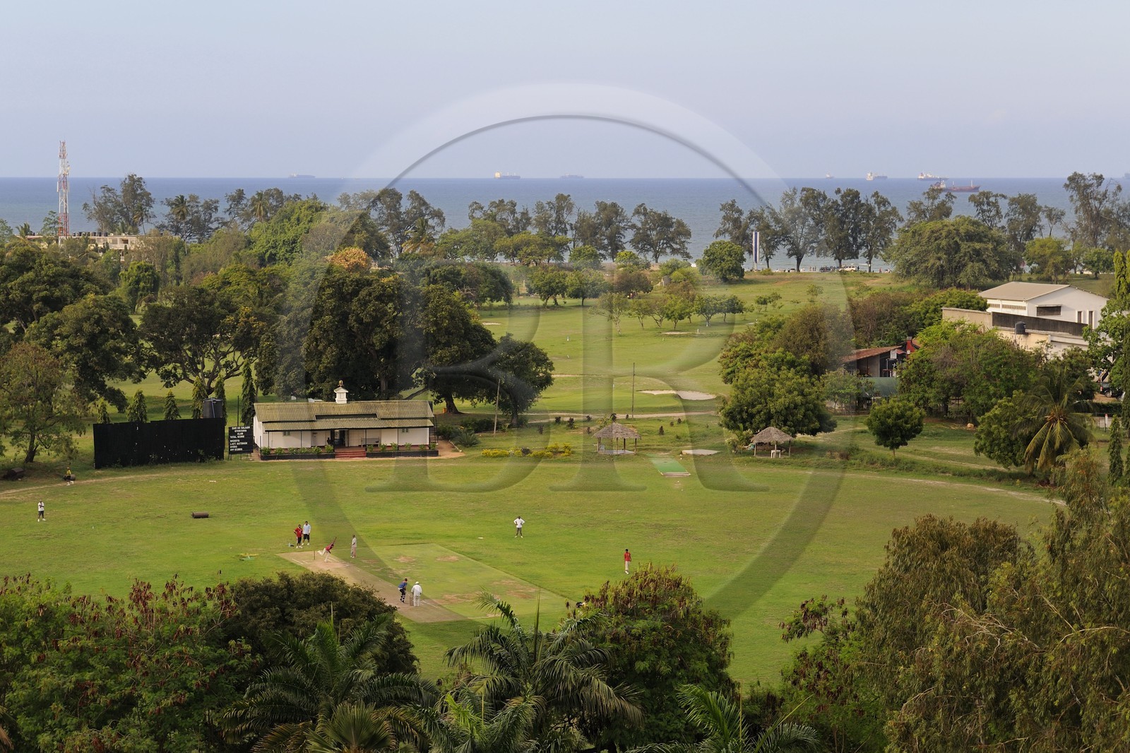 Tanzanie, Dar es-Salaam, terrain de cricket et de golfen bordure de mer