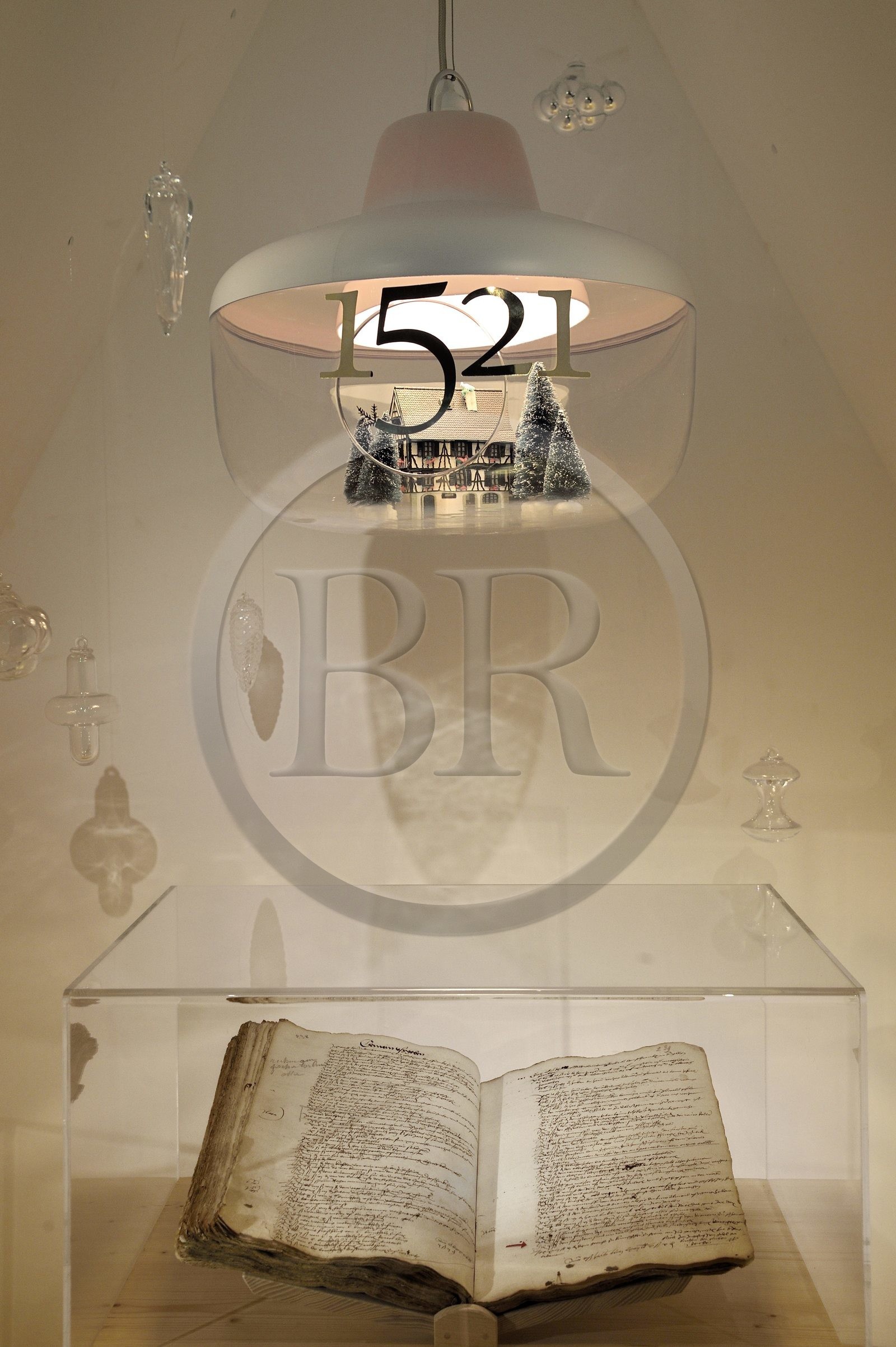 France, Bas-Rhin (67), Selestat, la Bibliothèque Humaniste réaménagée par l'architecte Rudy Ricciotti, 1521, la plus ancienne mention écrite de l'arbre de Noël extraite du registre des comptes de la ville de Sélestat de 1517 à 1522, il y est question d'une dépense de quatre Schillings pour payer les gardes-forestiers chargés de surveiller les arbres dans les forêts municipales le jour de la Saint-Thomas et d'une amende infligée à quiconque coupera les-dits sapins