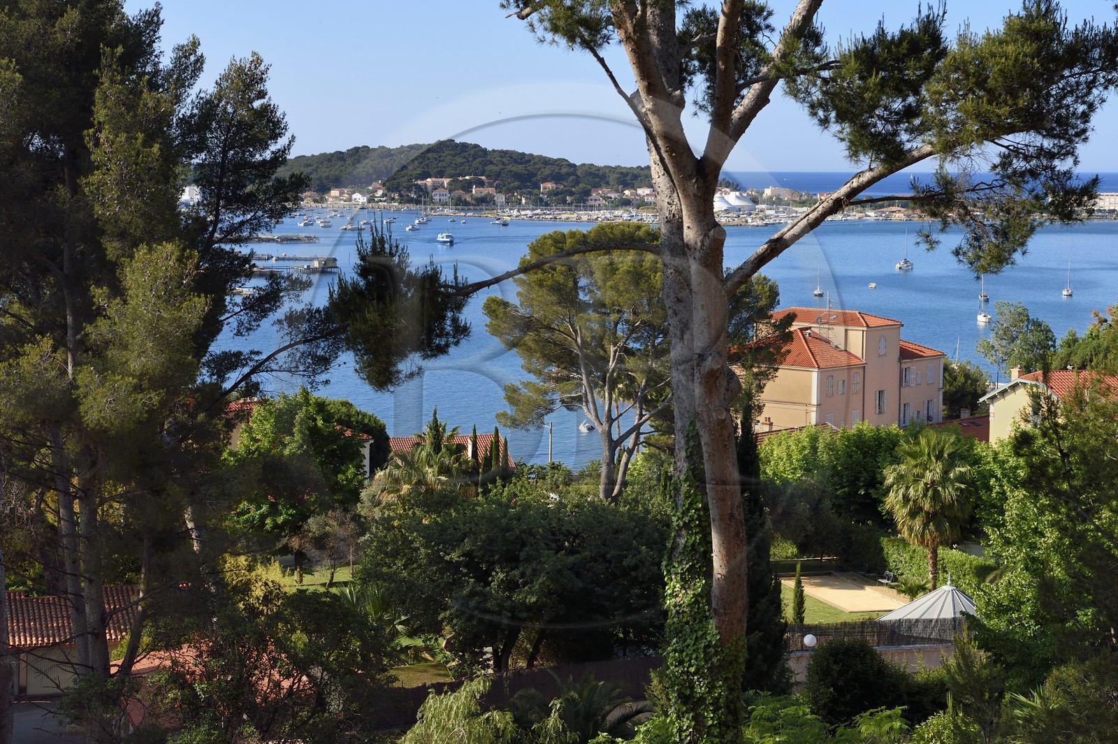 France, Var (83), la rade de Toulon, La Seyne-sur-Mer, quartier de Tamaris et la presqu'Ile de Saint-Mandrier en arrière plan