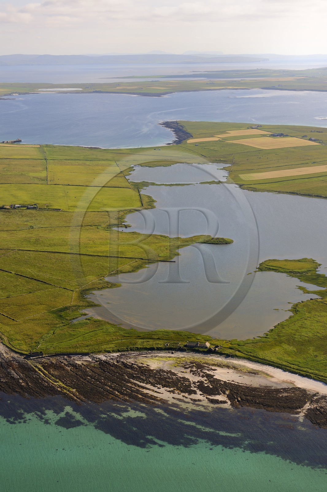 Royaume-Uni, Ecosse, Iles Orcades, Ile de Papa Westray, champs et fermes éparses sur cette toute petite île (environ 9 km²) (vue aérienne)