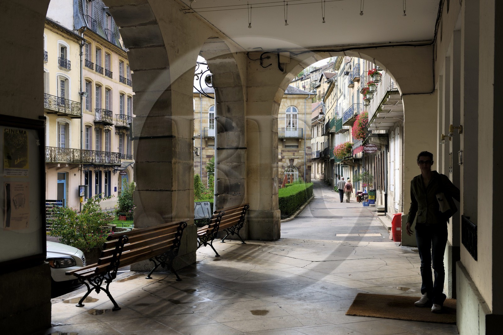 France, Vosges (88), Station thermale de Plombières-les-Bains, place du Bain Romain au bout de la maison des arcades