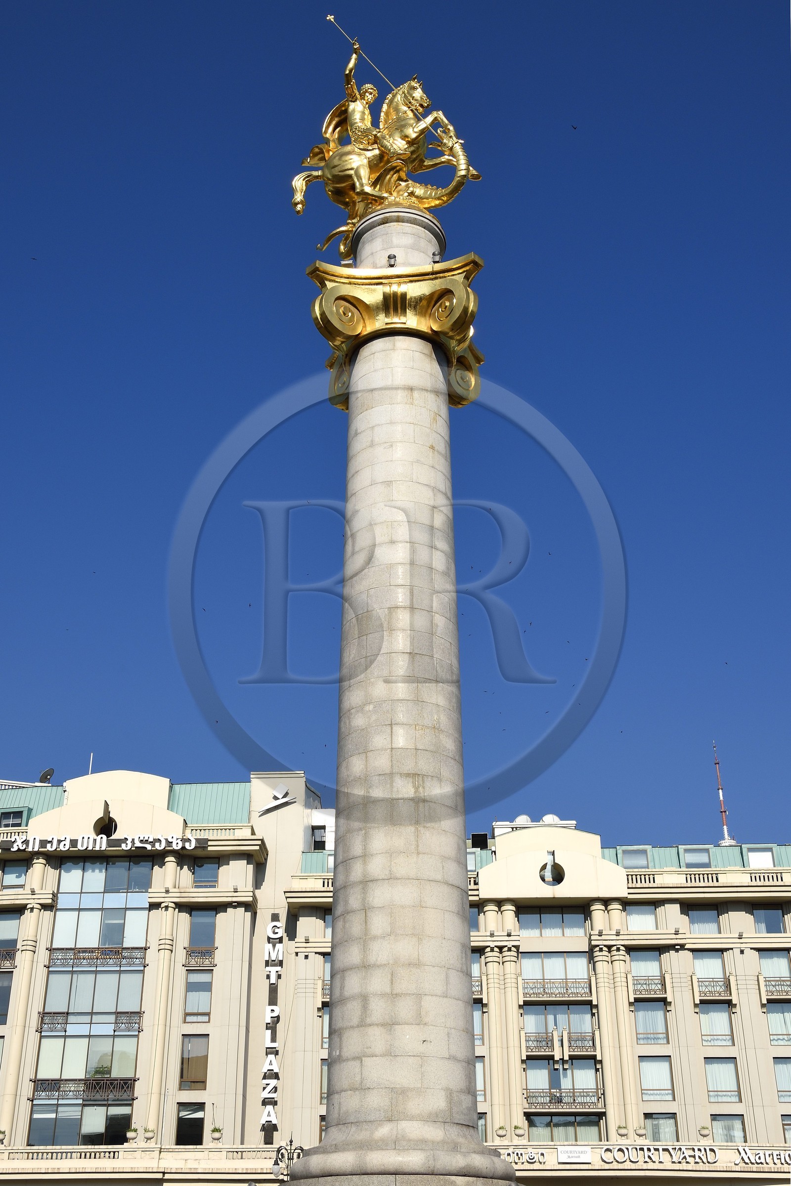 Géorgie, Tbilissi, place de la Liberté, statue de Saint Georges terrassant le dragon