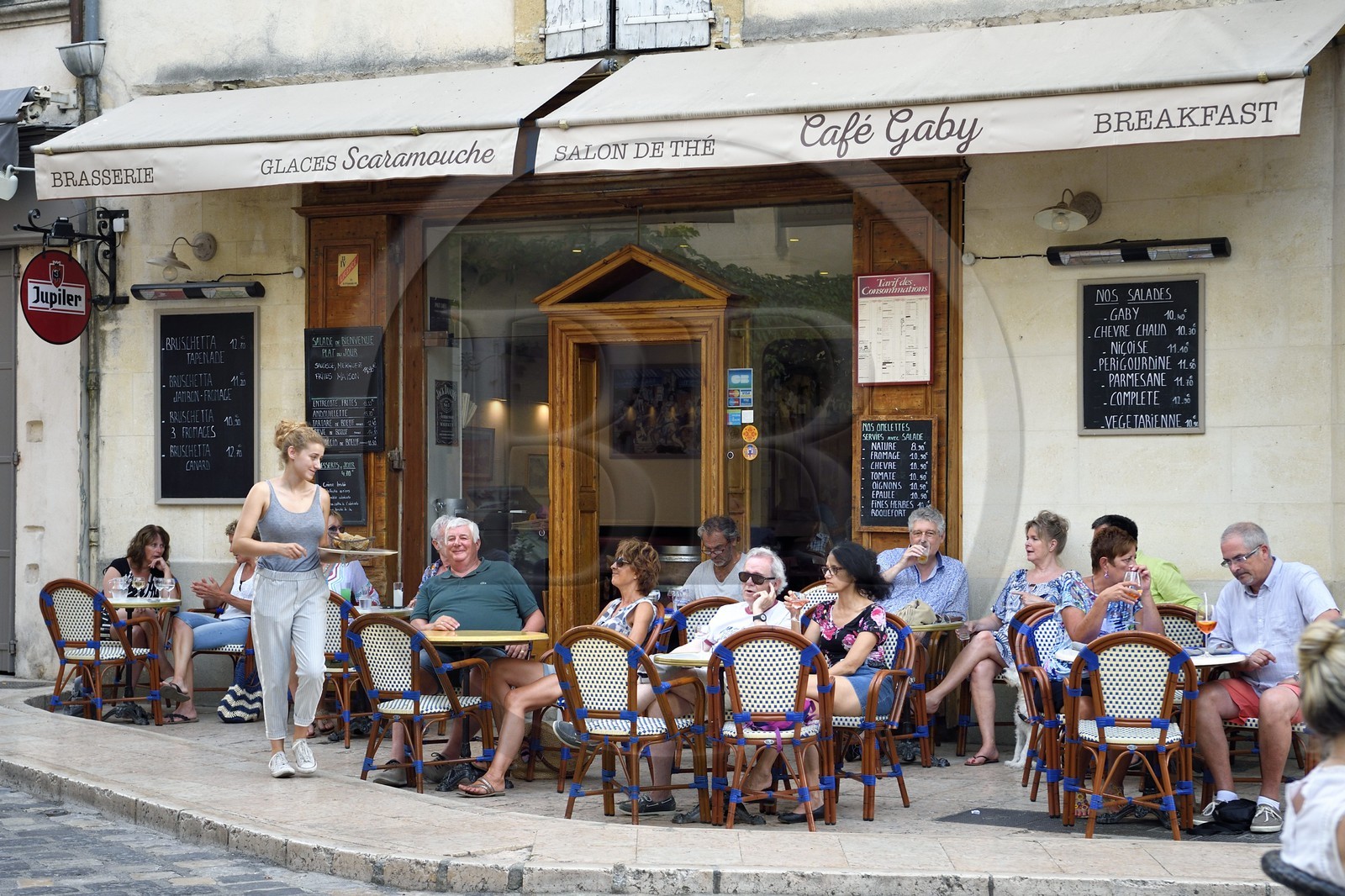 France, Vaucluse (84), Parc Naturel Regional du Luberon, Lourmarin, labellisé Les Plus Beaux Villages de France, terrasse de Café dans la rue principale