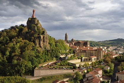 France, Haute-Loire (43), Le Puy-en-Velay, étape classée Patrimoine Mondial de l'UNESCO dans le cadre des chemins de Compostelle, la statue Notre Dame de France (de 1860) sur le Rocher Corneille surplombant la cathédrale Notre Dame de l'Annonciation du XIIe siècle