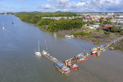 France, Guyane, Kourou, le ponton des pêcheurs sur l'estuaire du fleuve Kourou à proximité de la gare maritime des Balourous (vue aérienne)