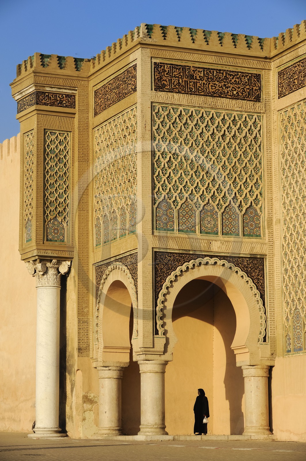 Maroc, Meknès, ville impériale, médina classée Patrimoine Mondial de l' UNESCO, une des tours de la porte Bab el Mansour entre la cité impériale et la médina sur la place el Hédime ou Lahdim