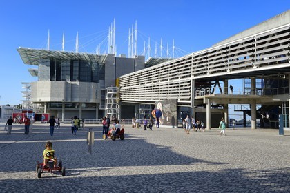 Portugal, Lisbonne, Parque das Nações (Parc des nations) construit pour l'exposition universelle de 1998, Oceanário (Oceanarium) et voiturette à pédales