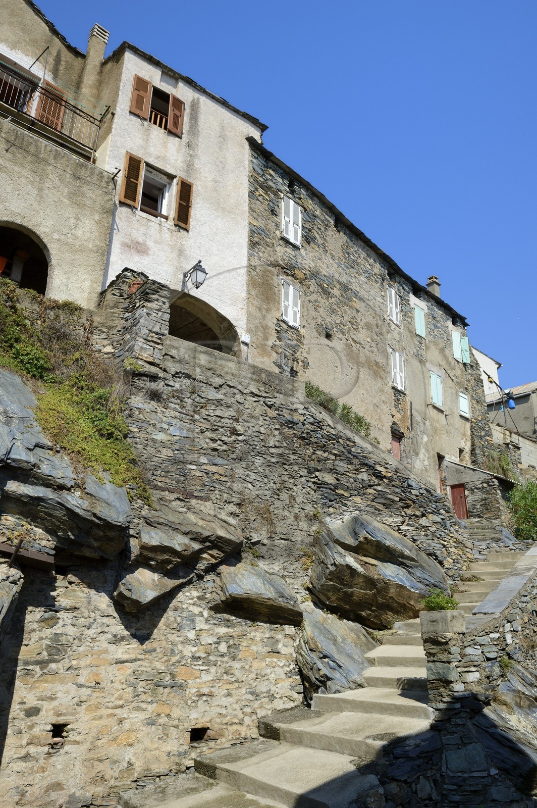 France, Haute-Corse (2B), région de la Casinca en Castagniccia, village de Penta di Casinca, maisons de schiste