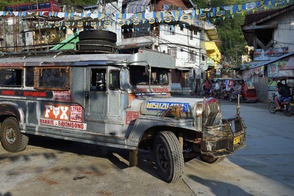 Philippines, province d'Ifugao, ville de Banaue, jeepney (jeep allongée pour le transport de passagers) sur la place principale