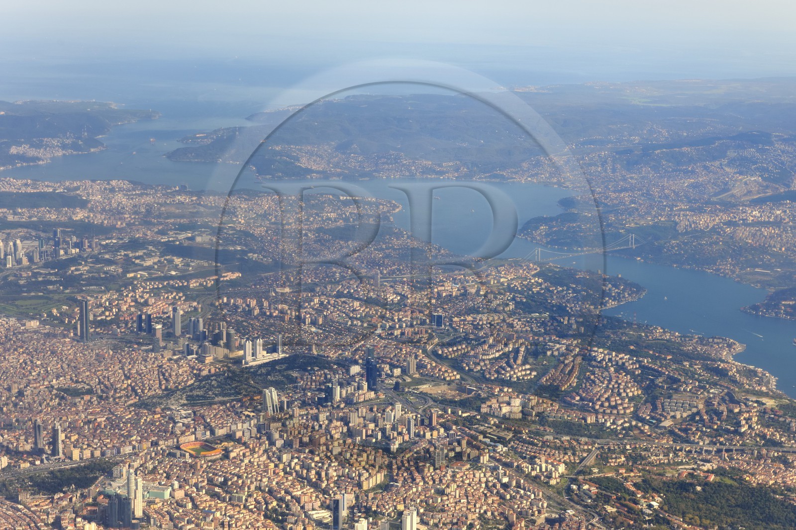 Turquie, Istanbul, la rive européenne et la rive asiatique séparées par le Bosphore (vue aérienne)