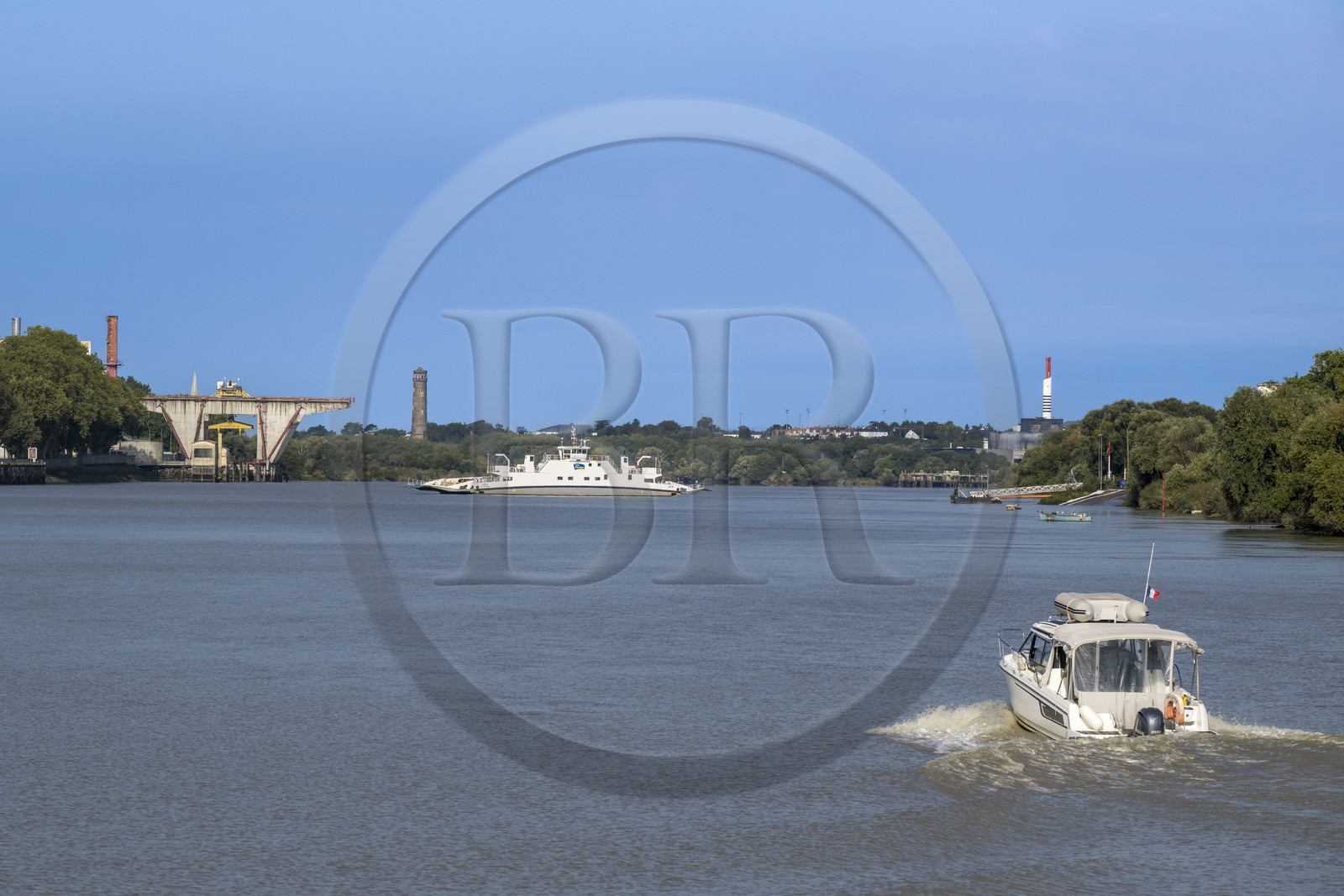 France, Loire-Atlantique (44), Indre, bac permettant la traversée de la Loire entre Basse Indre et Indret, l'ancienne fonderie d'Indret occupée par l'Unité Propulsion de Naval Group