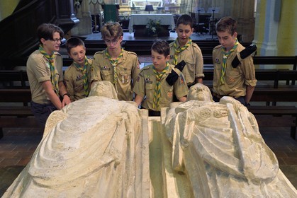 France, Allier (03), ancienne province du Bourbonnais, Souvigny, l'église prieurale clunisienne Saint-Pierre-et-Saint-Paul, nécropole ducale des Ducs de Bourbon, scouts d'Europe autour des gisants de deux illustres abbés de Cluny devenus Saint Mayeul et Saint Odilon
