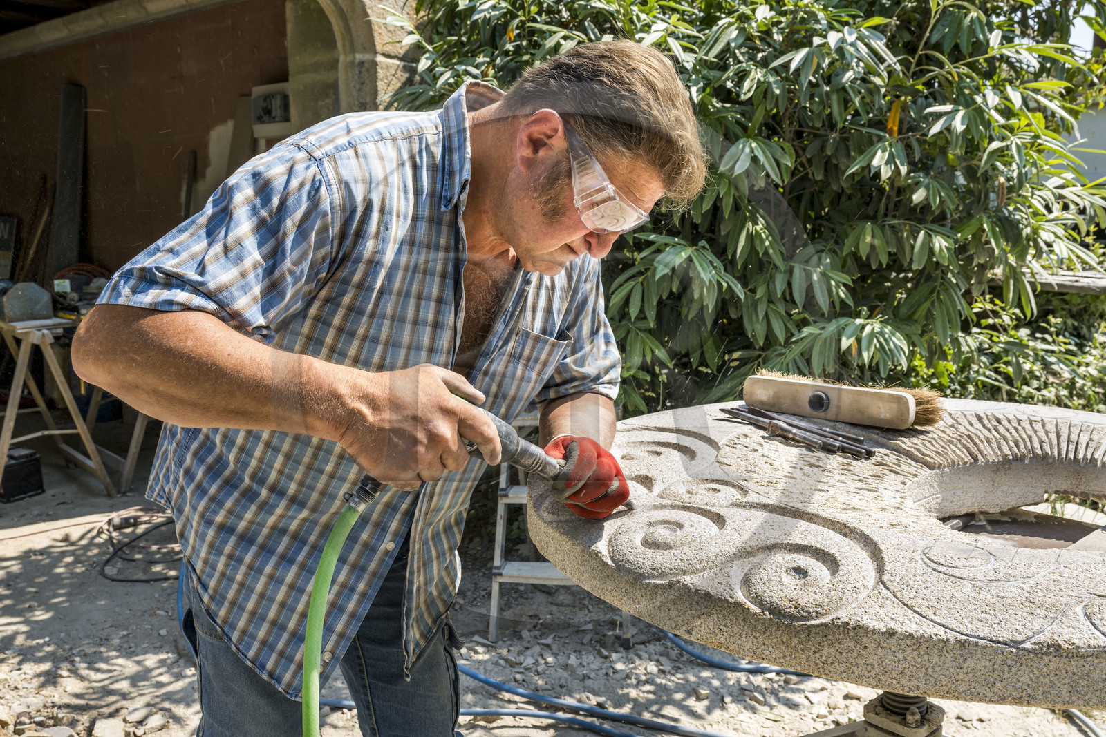 France, Morbihan (56), Locoal-Mendon, le sculpteur et tailleur de pierre Gueho Patrick