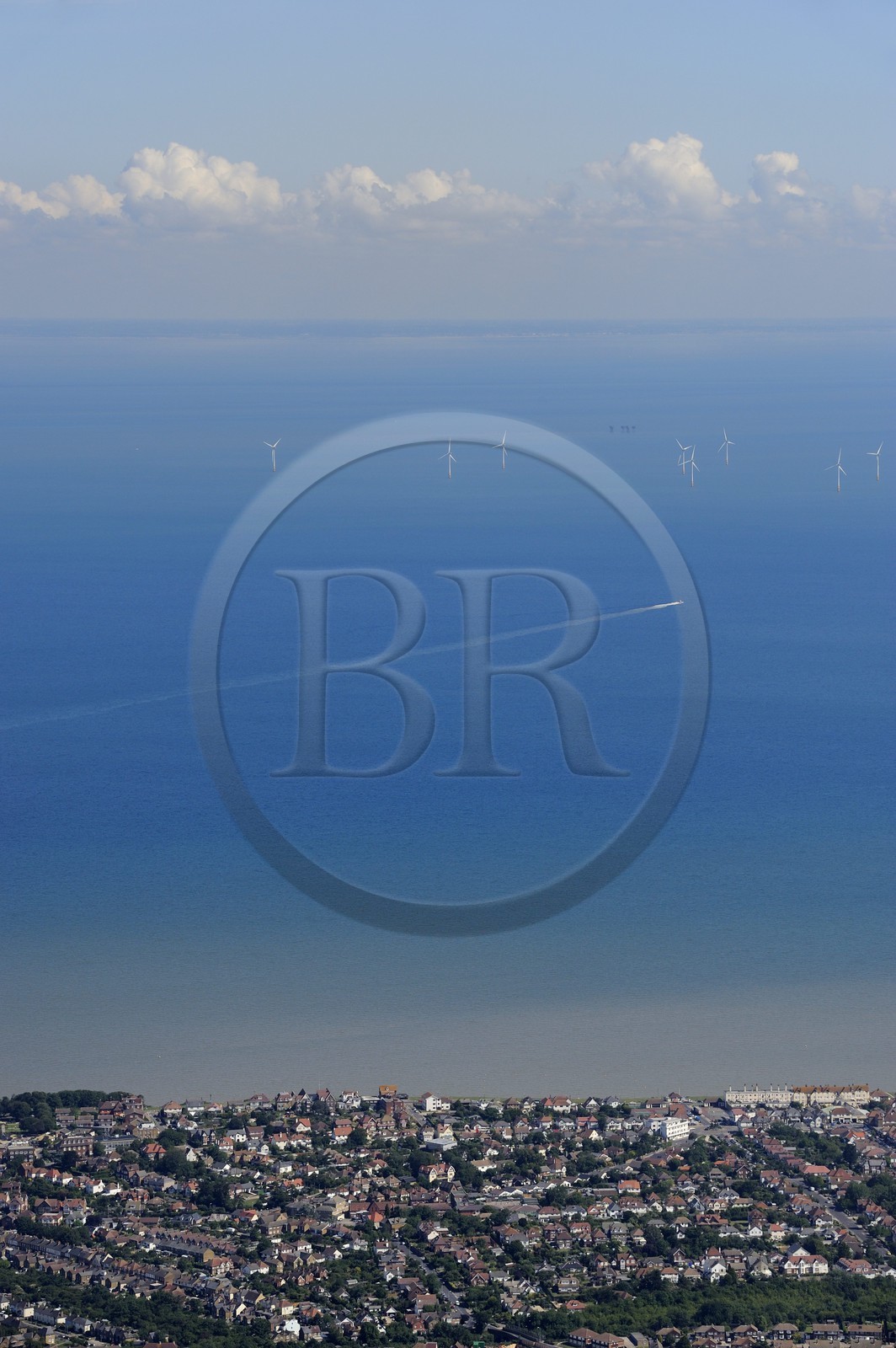 Royaume-Uni, Angleterre, Kent, champ d'éoliennes dans la Mer du Nord et ville de Whitstable (vue aérienne)
