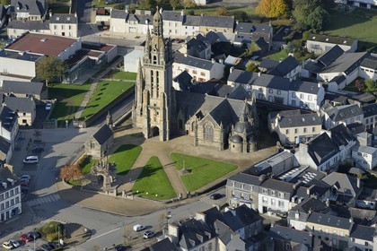 France, Finistère (29), Pleyben, l'église et le calvaire dans l'enclos paroissial (vue aérienne)