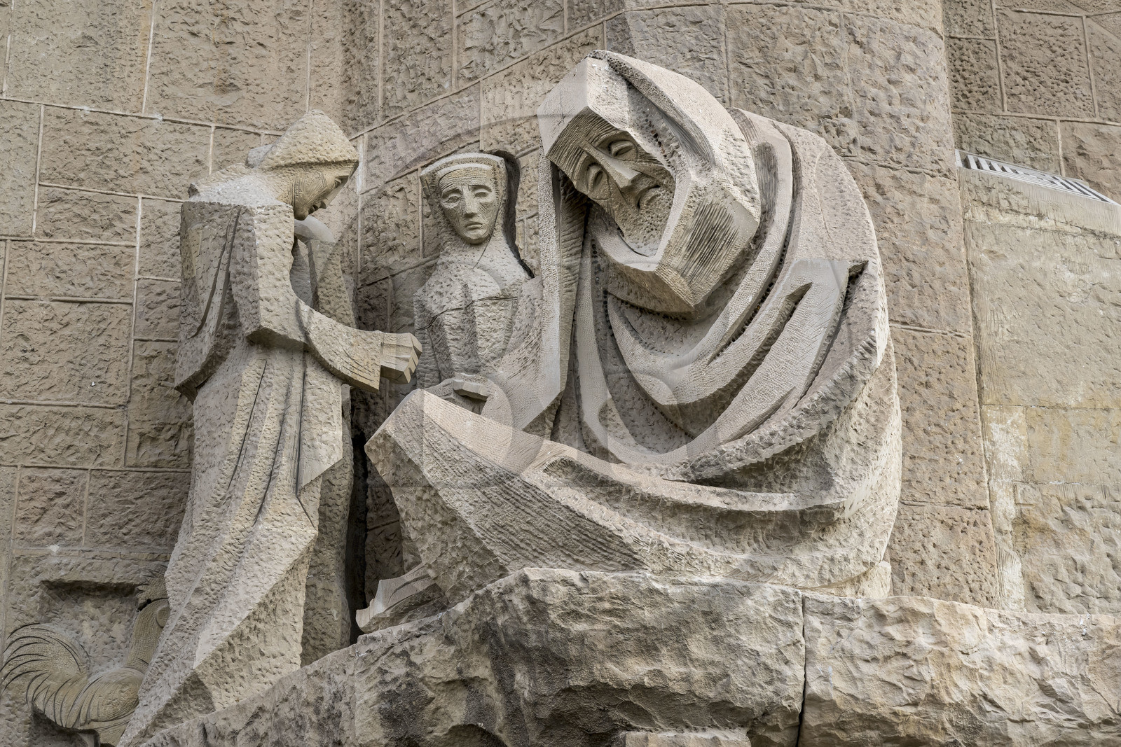 Espagne, Catalogne, Barcelone, quartier de l'Eixample, basilique de la Sagrada Familia de l'architecte du modernisme catalan Antoni Gaudi classée Patrimoine Mondial de l'UNESCO, la façade de la passion dont les sculptures ont été réalisées par Josep Maria Subirachs, le reniement de saint Pierre