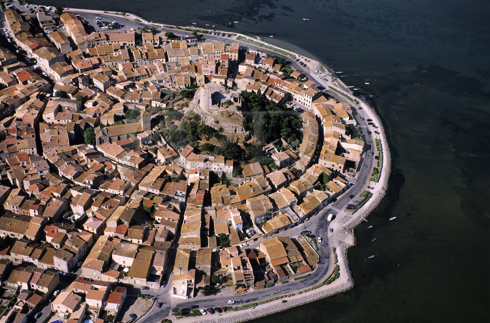 France, Aude (11), Gruissan, le vieux village enroulé autour de la tour Barberousse (vue aérienne)