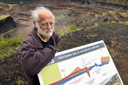 France, Puy-de-Dôme (63), Parc Naturel Régional des Volcans d'Auvergne, Chaine des Puys classée Patrimoine Mondial de l'UNESCO, Saint-Ours-les-Roches, volcan Lemptégy, ancienne carrière devenue site pédagogique ouvert au public, le volcanologue Pierre Boivin