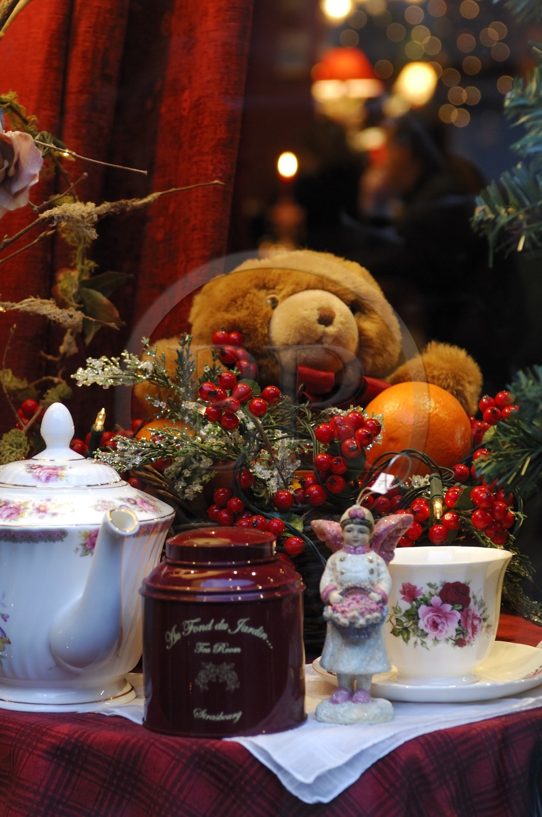 France, Bas Rhin (67) Strasbourg a Noel, decoration de Noel du restaurant et magasin de thé Au fond du Jardin