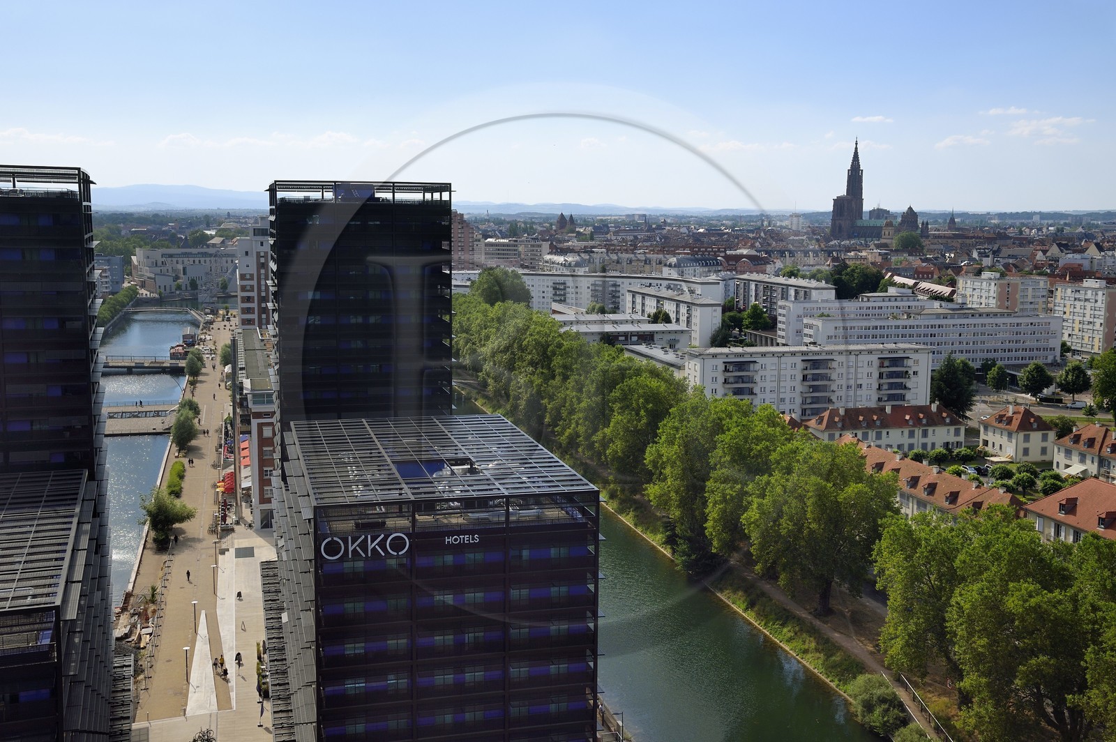 France, Bas-Rhin (67), Strasbourg, amenagement du port du Rhin et reconversion du mole du Bassin d'Austerlitz, presqu'ile Malraux, immeubles les Black Swans par l’architecte Anne Demians
