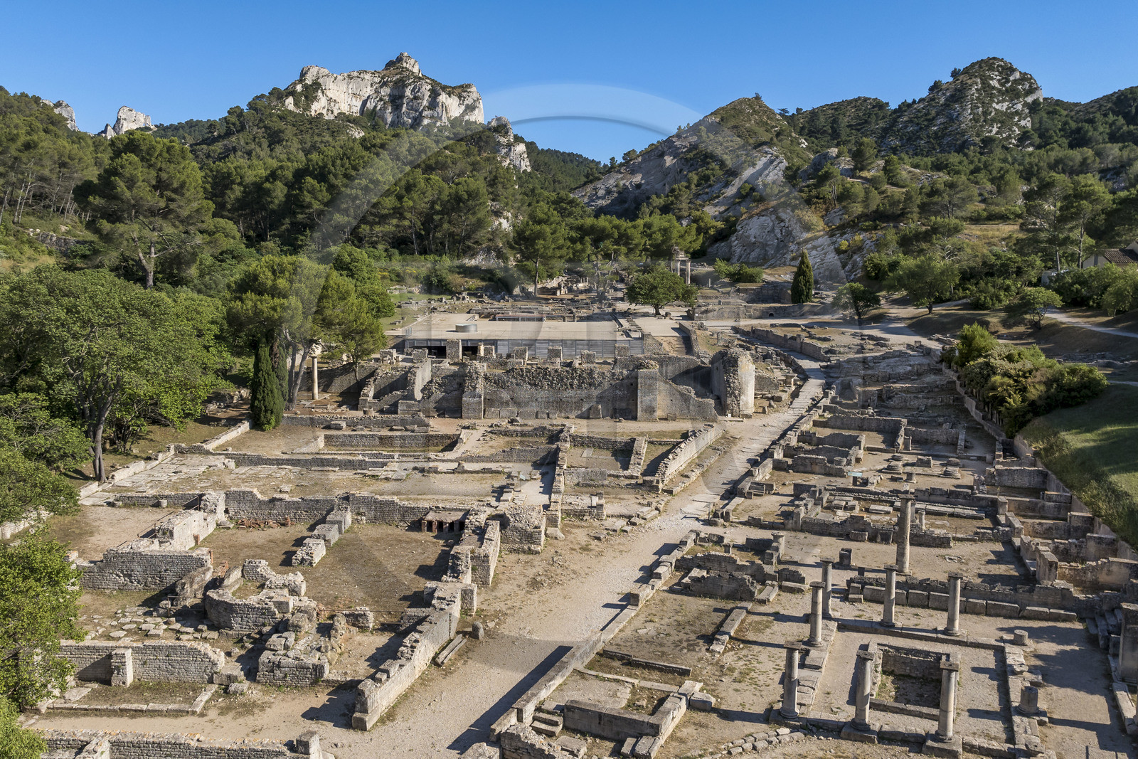 France, Bouches-du-Rhône (13), Parc Naturel Régional des Alpilles, Saint-Rémy-de-Provence, site archéologique de Glanum au pied du massif des Alpilles, maison des Antes avec péristyle et bassin au premier plan à droite (vue aérienne)