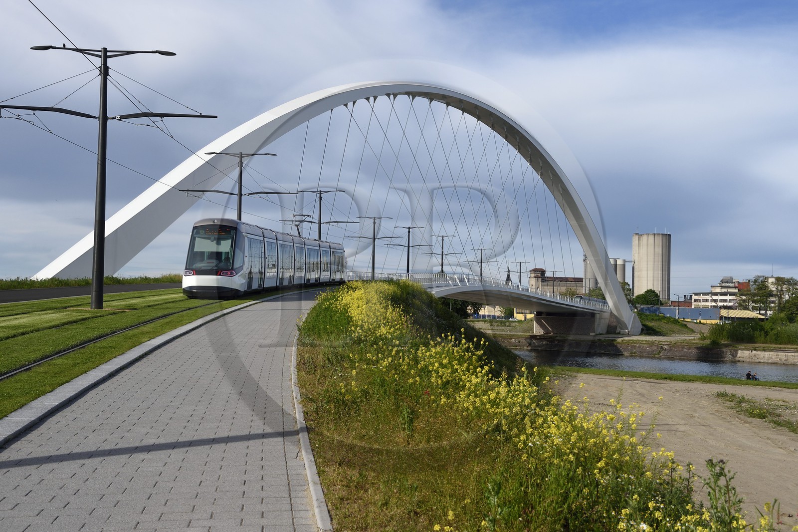 France, Bas-Rhin (67), Strasbourg, le pont piéton, vélo et du tram de la ligne D sur le bassin Vauban reliant Strasbourg à Kehl en Allemagne appelé Pont Citadelle