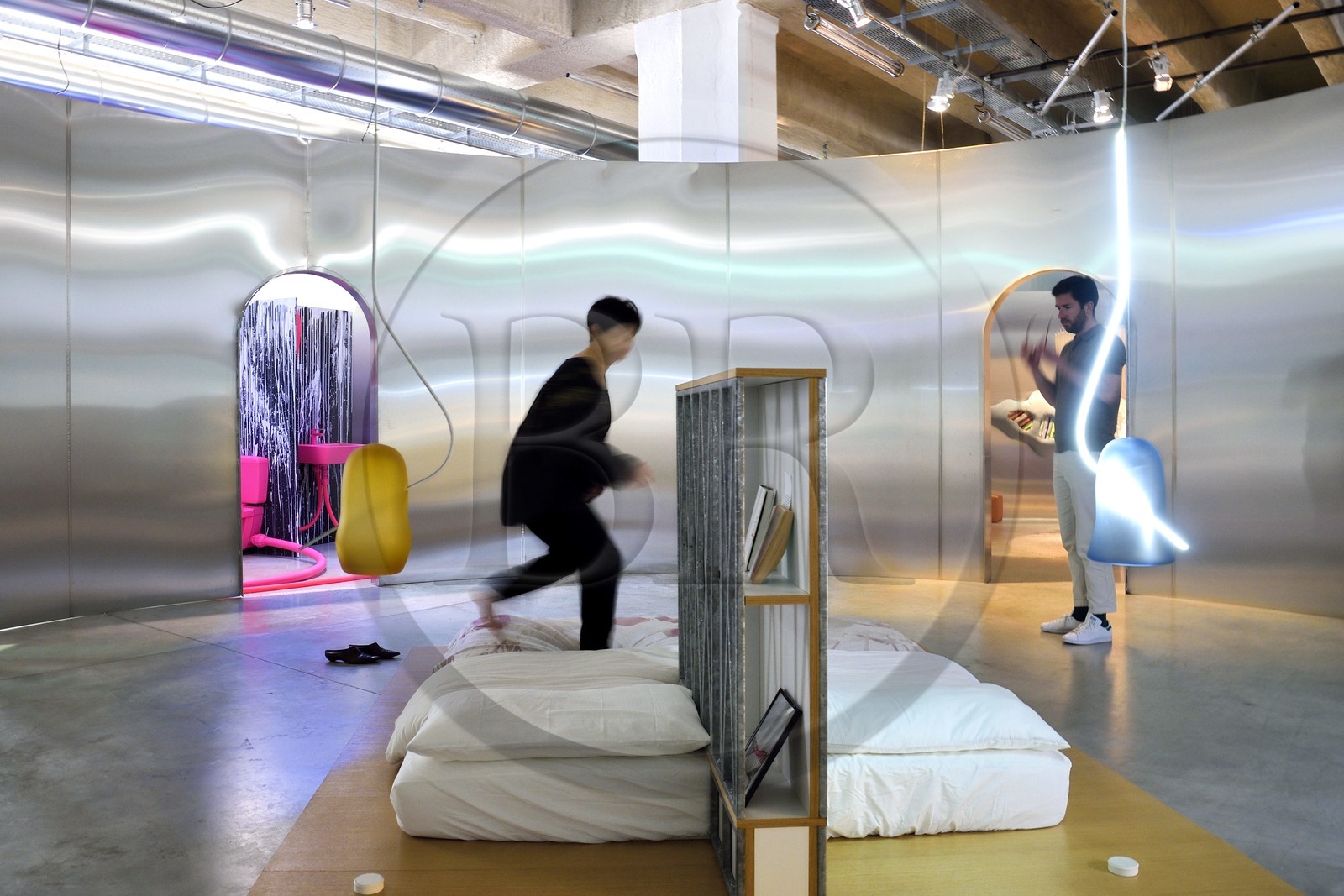 France, Charente (16), Cognac, Fondation d’Entreprise Martell, institution culturelle pluridisciplinaire (art, design et craft, architecture, musique, danse…), exposition Places to be qui réunit 14 designers internationaux, pièce dans une cuve inox, la chambre par Ornaghi et Prestinari