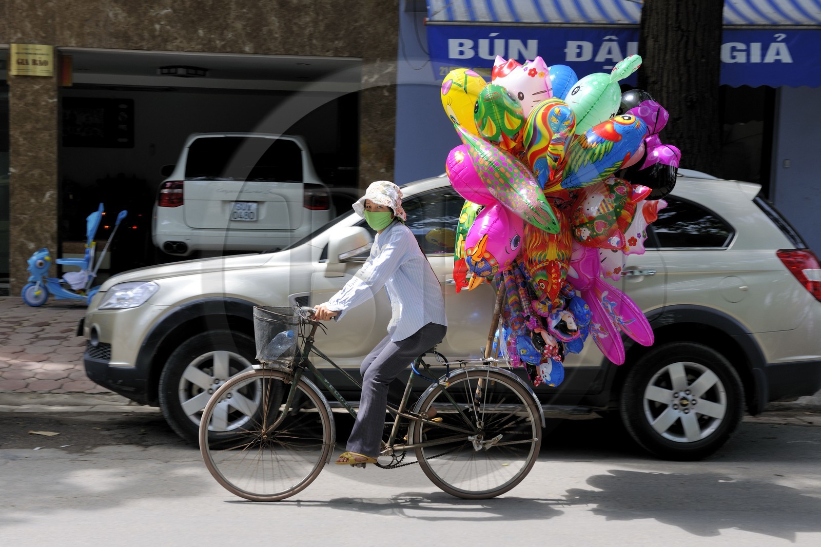 Vietnam, Hanoï, vendeuse à vélo de ballon pour enfants