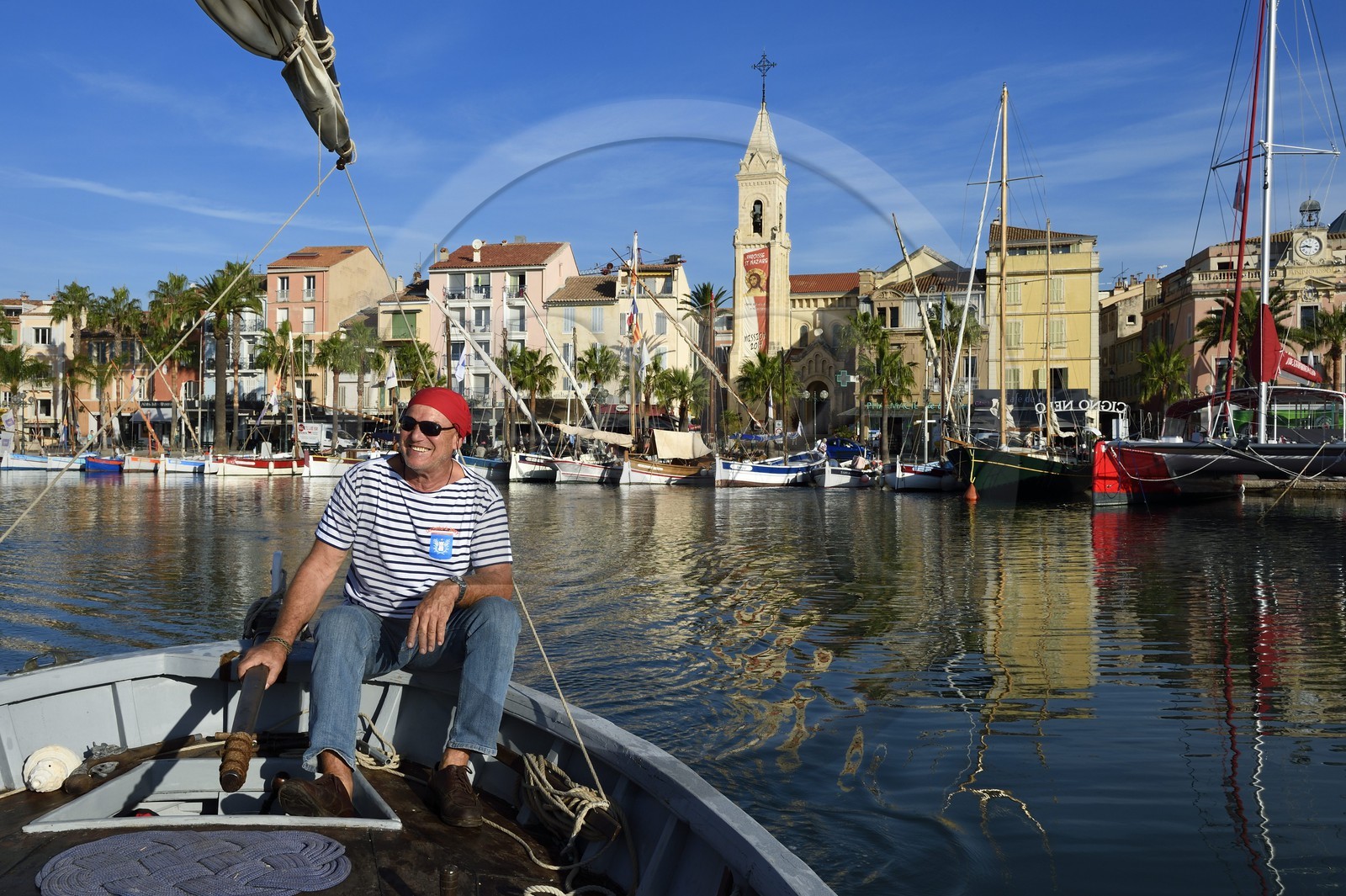 France, Var (83), Sanary-sur-Mer, barques traditionnelles de peche appelées pointus sur le port et l'église Saint-Nazaire, Christian Bénet qui est président de l'association des pointus de Sanary