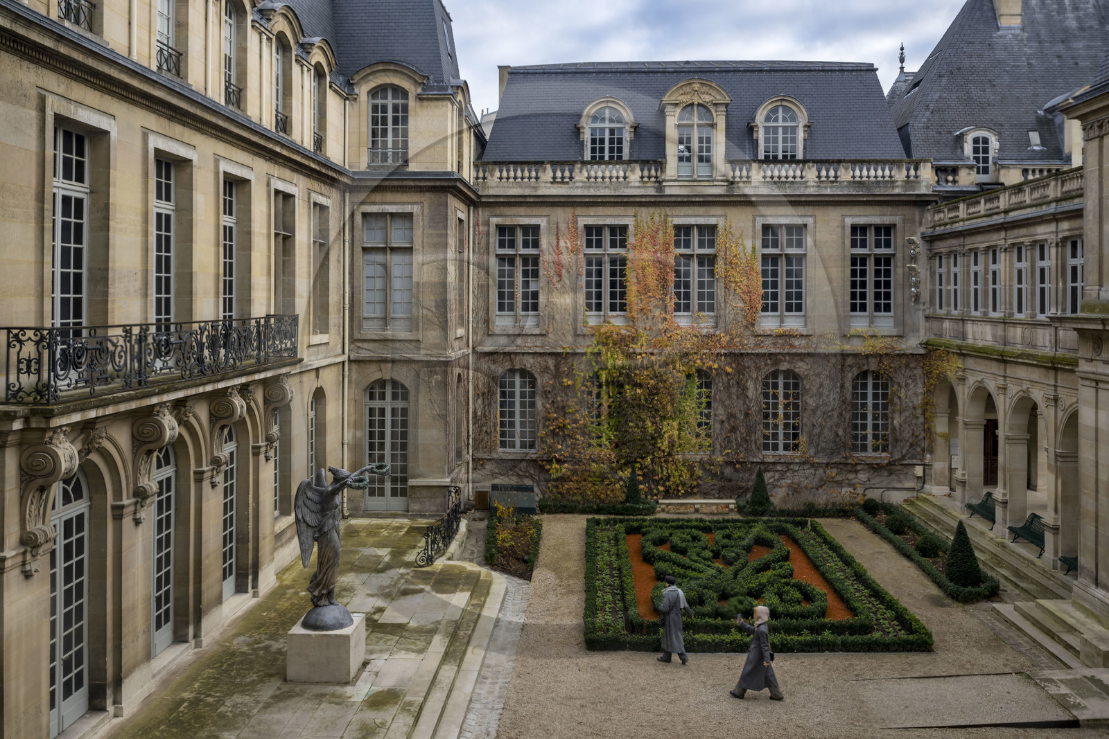 France, Paris (75), quartier du Marais, Musée Carnavalet, les jardins et la statue original de la Victoire qui trône au sommet de la fontaine du Palmier sur la place du Châtelet