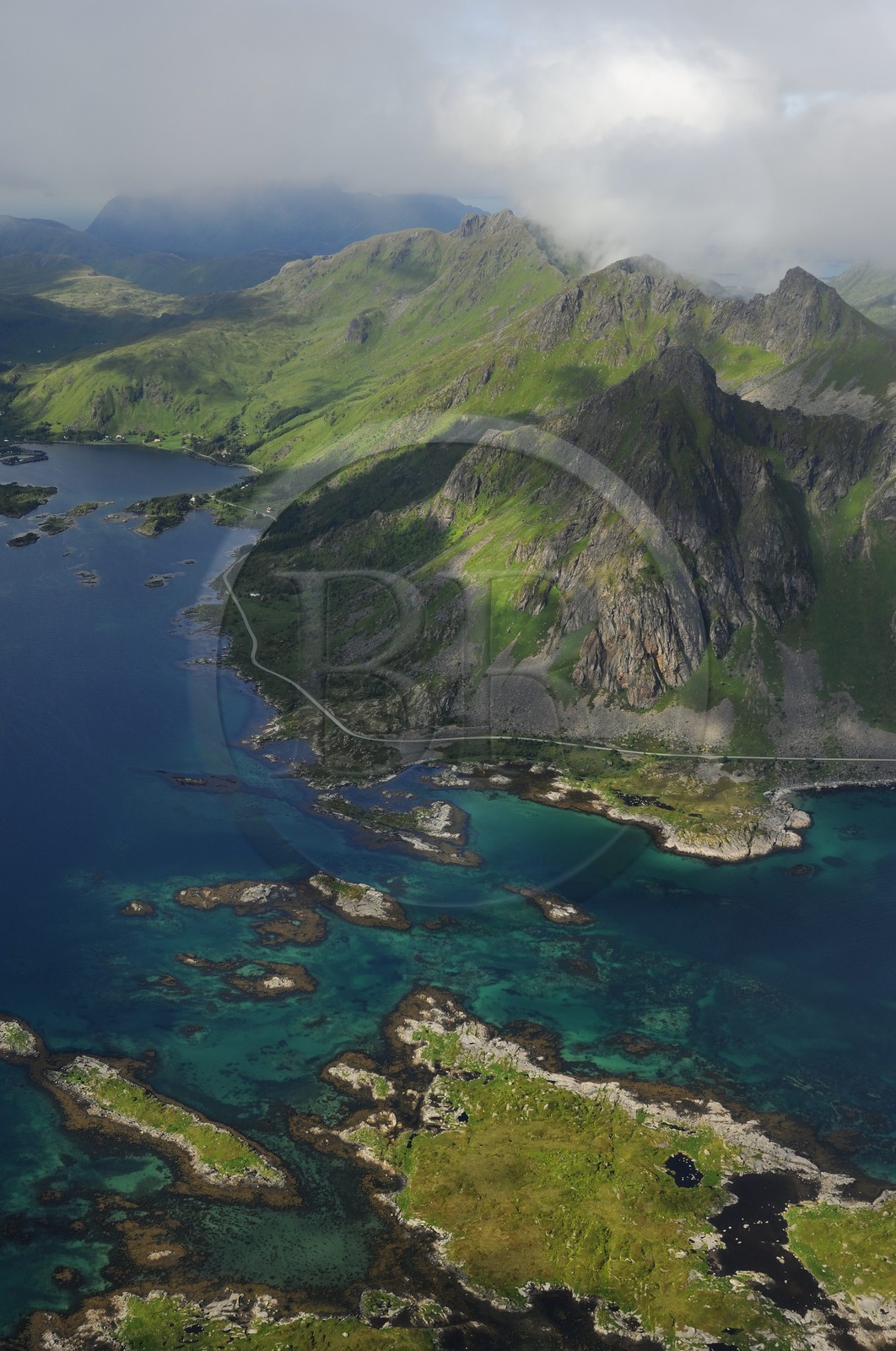 Norvège, Nordland, Iles Lofoten, Ile de Vestvagoy (vue aérienne)