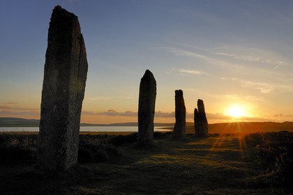 Royaume-Uni, Ecosse, Iles Orcades, Ile de Mainland, au bord du Loch of Stenness, cercle de pierres levées du Ring of Brodgar, classées Patrimoine Mondial de l' UNESCO