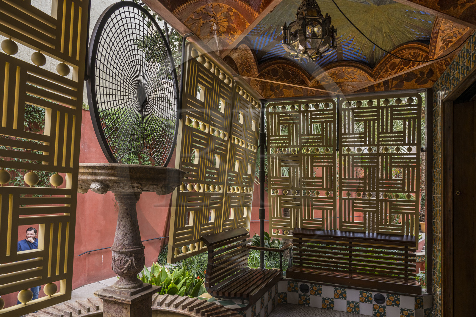 Espagne, Catalogne, Barcelone, Casa Vicens (1883 - 1885) de l'architecte du modernisme catalan Antoni Gaudi, site classé au Patrimoine Mondial de l'UNESCO, fenêtre en saillie donnant sur le jardin et fermée par des jalousies en bois japonisantes