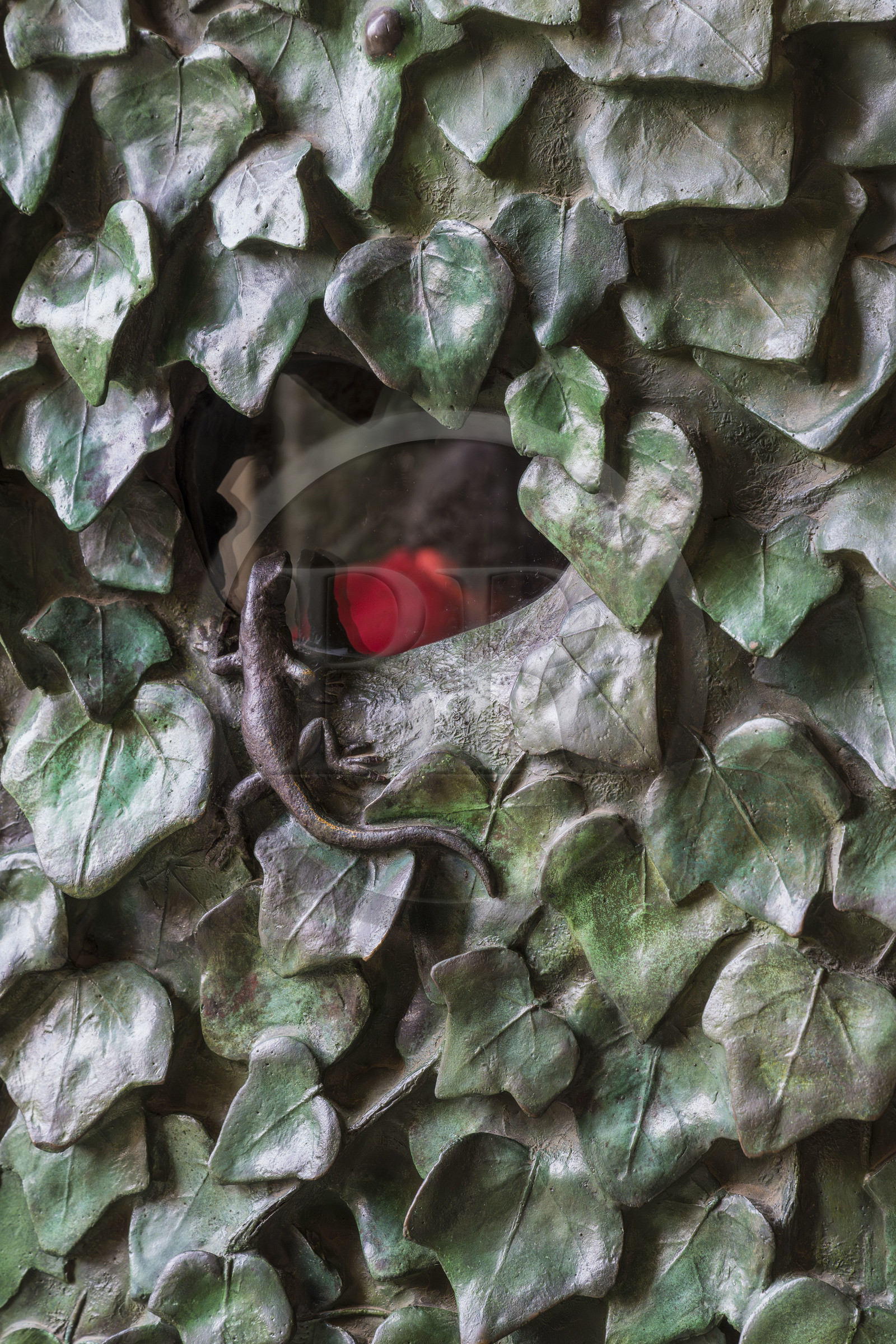 Espagne, Catalogne, Barcelone, quartier de l'Eixample, basilique de la Sagrada Familia de l'architecte du modernisme catalan Antoni Gaudi classée Patrimoine Mondial de l'UNESCO, façade de la Nativité, détail sur une des portes
