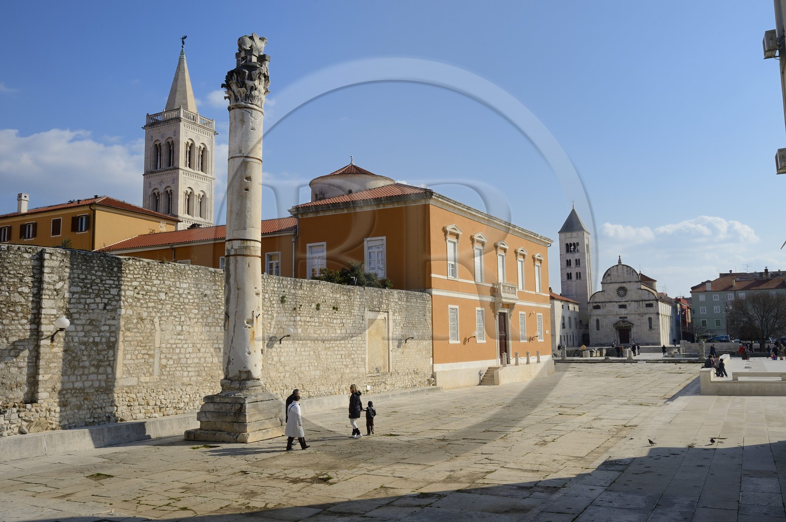 Croatie, Dalmatie, côte dalmate, Zadar, le forum romain, la colonne de la honte servait à y attacher voleurs et femmes adultères, clocher de la cathédrale, le dôme de Sveti Donat et l'église Sainte-Marie en arrière-plan