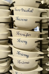 France, Finistère (29), la Cornouaille, Concarneau, la ville close, vente de bols souvenirs