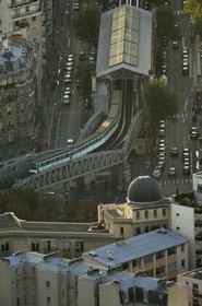 France, Paris (75), ligne de metro aerienne à la station Sèvres-Lecourbe