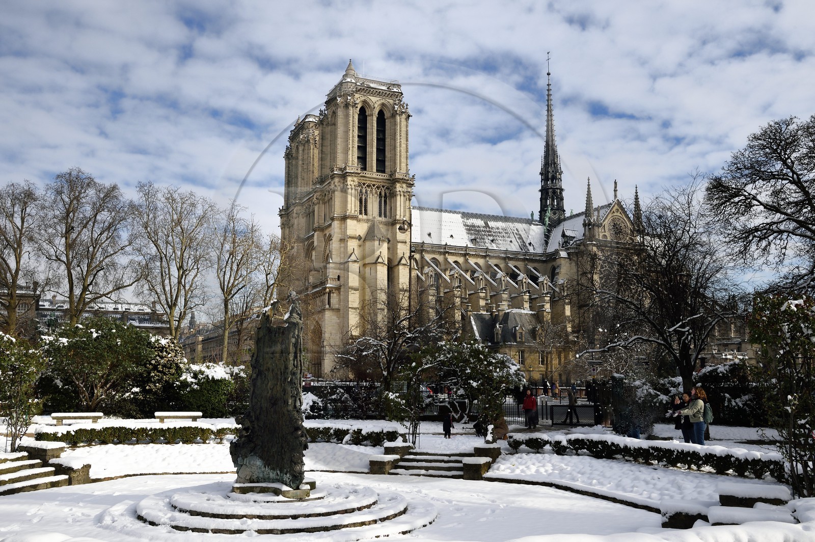 France, Paris (75), les rives de la Seine, classées Patrimoine Mondial de l'UNESCO, la Cathédrale Notre-Dame sous la neige sur l'Ile de la Cité et le square René Viviani