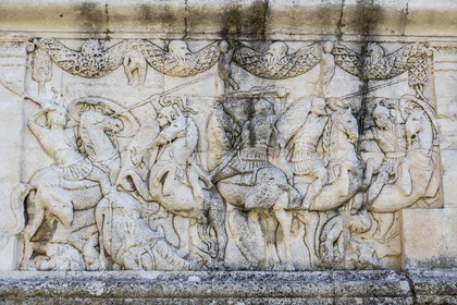 France, Bouches-du-Rhône (13), Parc Naturel Régional des Alpilles, Saint-Rémy-de-Provence, cénotaphe gallo-romain érigé entre -30 et -20 av J.-C. élevé à la mémoire d'un homme de la famille des Julii, une des quatre faces de la base carrée gravées d'une scène inspirée par la guerre mythique entre les Grecs et les Amazones