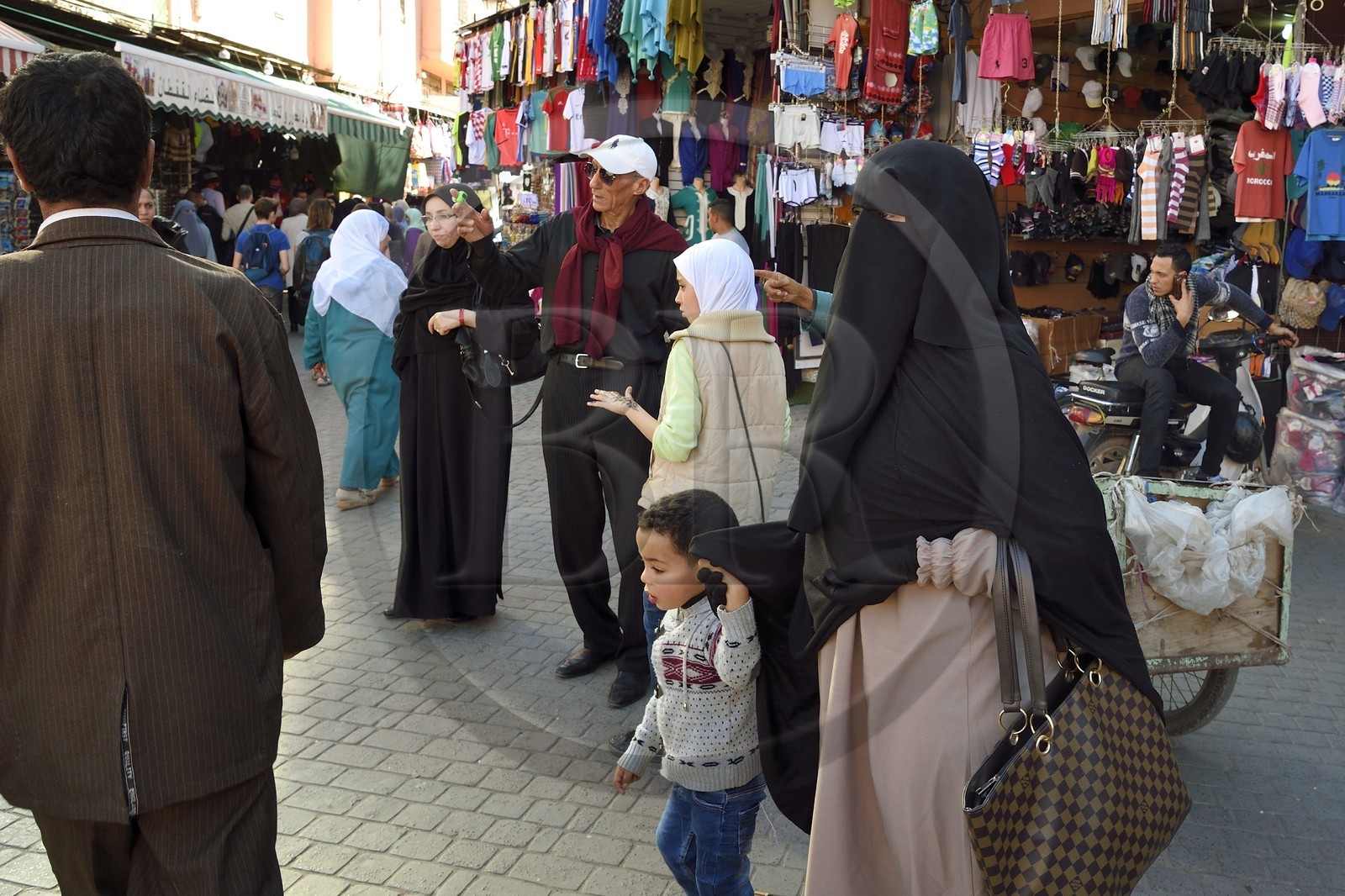 Maroc, Haut-Atlas, Marrakech, ville impériale, Médina classée Patrimoine Mondial de l'UNESCO, femme voilée dans le souk