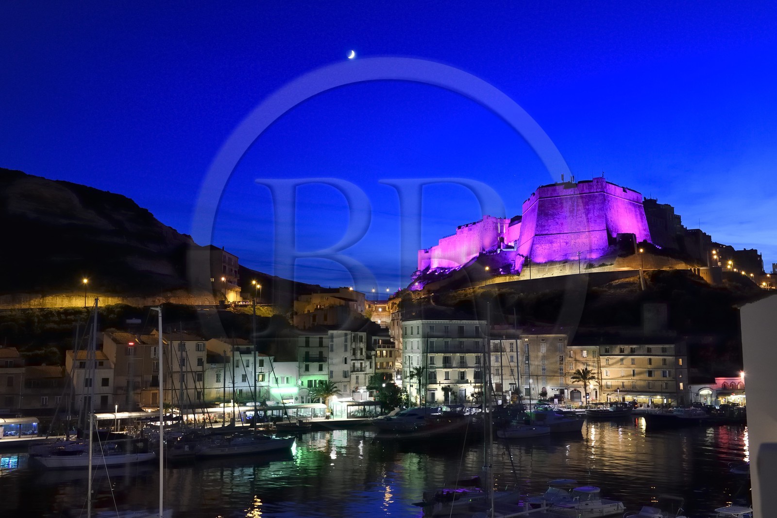 France, Corse-du-Sud (2A), Bonifacio, le port dominé par la citadelle dans la ville haute