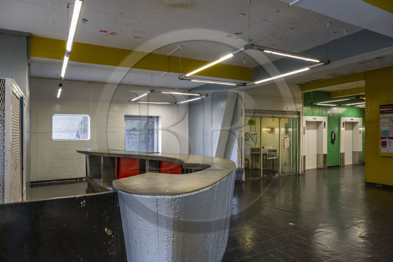 France, Loire-Atlantique (44), banlieue de Nantes, Rezé, la Maison Radieuse par l'architecte Le Corbusier, hall d’entrée de l'Unité d’Habitation de Nantes-Rezé immeuble de 294 appartements, au premier plan le bureau de poste