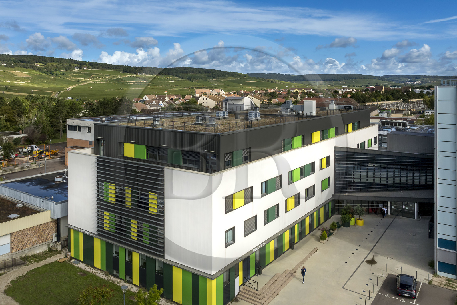 France, Côte-d'Or (21), les climats de Bourgogne classés Patrimoine Mondial de l'UNESCO, Beaune, Hospices Civils de Beaune, le centre hospitalier et les vignobles de la Côte de Beaune en arrière plan (vue aérienne)