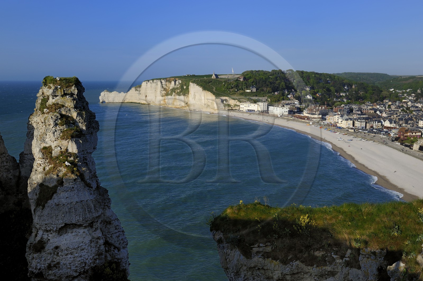 France, Seine-Maritime (76), Pays de Caux, Côte d'Albâtre, Etretat, la falaise d'Amont dominé par l'église Notre-Dame-de-la-Garde et la plage de la ville
