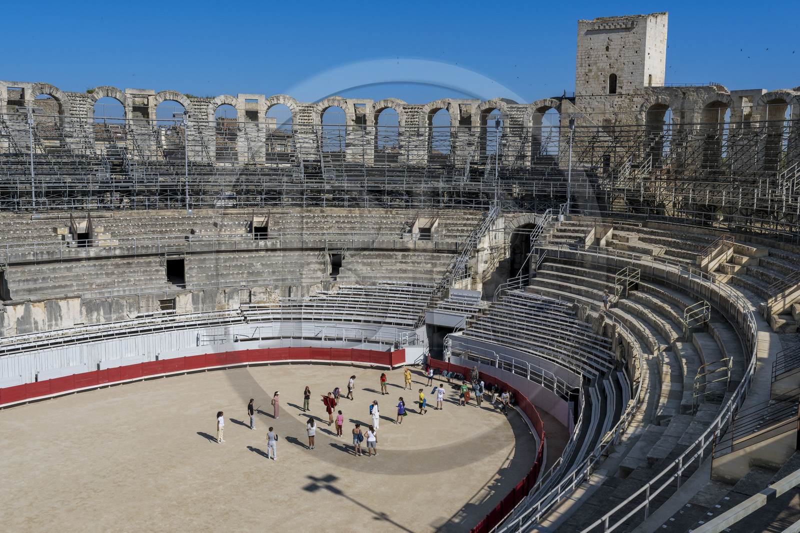 France, Bouches-du-Rhône (13), Arles, les Arènes, amphithéatre romain construit vers 80-90 apr. J.-C., classé Patrimoine Mondial de l'UNESCO, une des trois tours restantes sur quatre construites pour en faire une forteresse après la chute de l'empire romain
